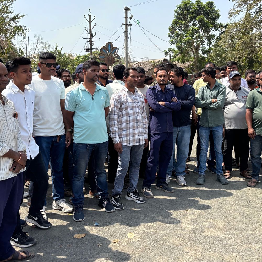 ફાયર બ્રિગેડના 100થી વધુ કોન્ટ્રાક્ટ કર્મચારીઓની હડતાળ:ટાઈમસર પગાર ન થતો હોવા સાથે સેફ્ટીના સાધનો પણ ન આપવામાં આવતા હોવાના આક્ષેપ, નવલખી મેદાનમાં એકઠા થઈ વિરોધ નોંધાવ્યો