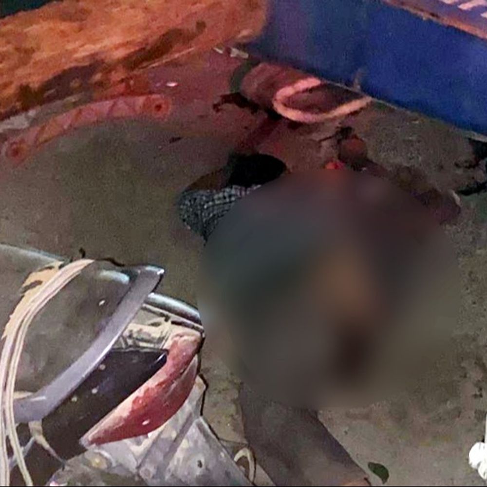 સુરતમાં મીની વાવાઝોડાથી પાલિકાનું બોર્ડ ધરાશાયી, એકનું મોત:ભારે પવનને કારણે બોર્ડ રસ્તે પસાર થતાં યુવક પર પડ્યું, મૃતદેહ સ્મીમેર હોસ્પિટલ ખસેડાયો