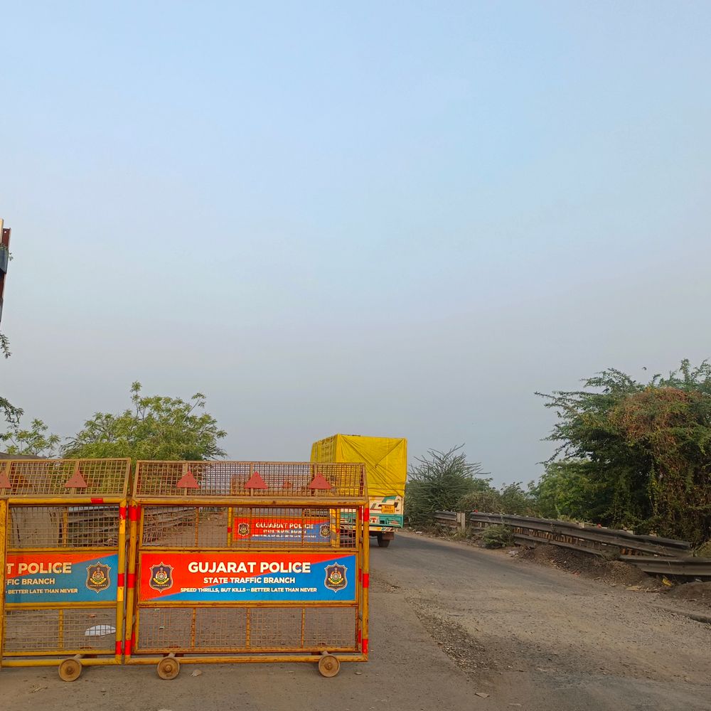 માર્ગ અને મકાન વિભાગની વહાલા-દવલાની નીતિ:પોઇચા રંગસેતુ બ્રિજ પર કોન્ટ્રાકટરની ટ્રકોને મંજૂરી જ્યારે એસટી બસોને ઠેંગો