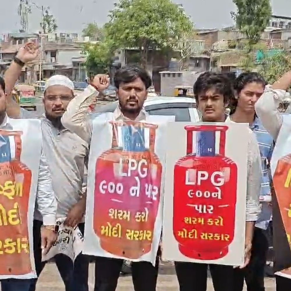 ગેસ સિલિન્ડરની અછતથી હોટલ-રેસ્ટોરન્ટથી લઈને નાગરિકો પરેશાન:યુથ કોંગ્રેસ-NSUIએ પ્રેમ દરવાજા પર વિરોધ કર્યો, “હાય રે મોંઘવારી”ના નારા સાથે વિરોધ કર્યો; પોલીસે અટકાયત કરી