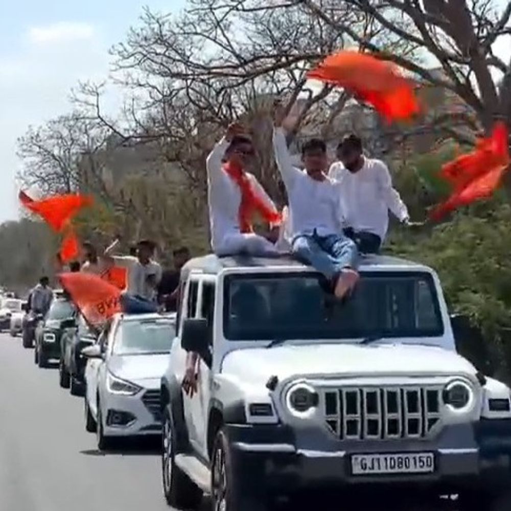 કારના રૂફ અને બોનેટ પર બેસી ABVPના કાર્યકર્તાઓએ રેલી યોજી:નવનિયુક્ત હોદેદારો જીતના ઉન્માનદમાં ભાન ભૂલ્યા, જૂનાગઢમાં કાયદાના ધજાગરા ઉડાવ્યા