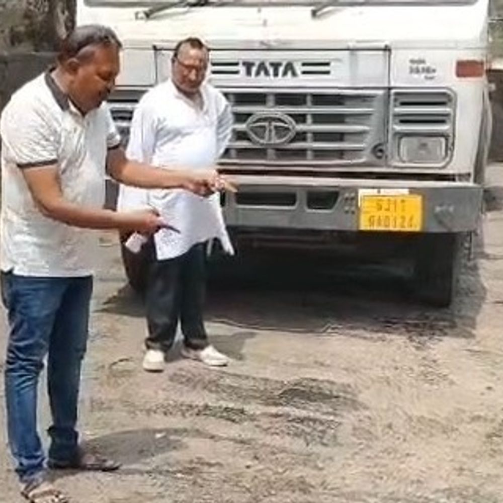 ધૂળ પર ડામર પાથરતા હોવાનો વેપારીઓનો આક્ષેપ:​માણાવદરમાં સફાઈ વગર જ પેચવર્ક શરૂ કરાતા વેપારીઓનો હલ્લાબોલ; ધારાસભ્ય અરવિંદ લાડાણીએ સ્થળ પર પહોંચી એન્જિનિયરનો ઉધડો લીધો