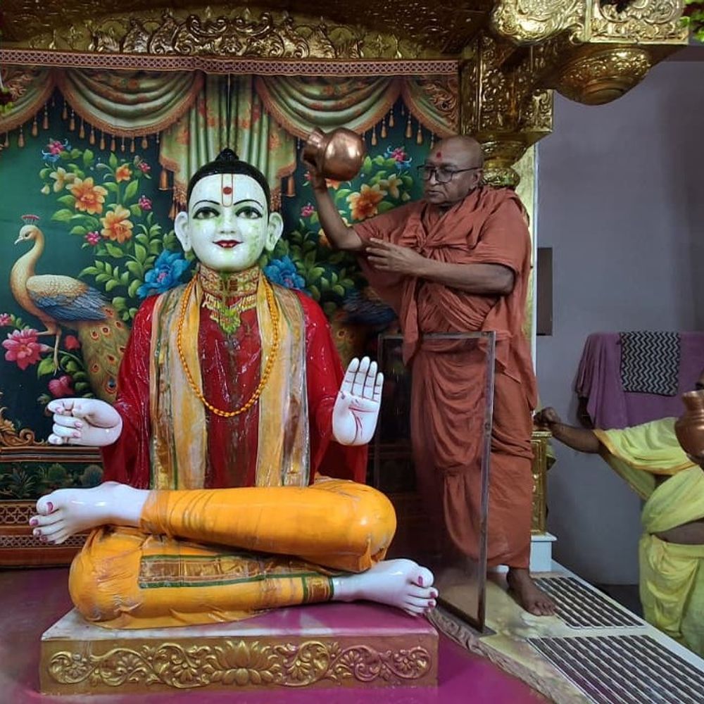 સુરત ગુરુકુલમાં ગુડી પડવાની અનોખી ઉજવણી:સુરત ગુરુકુલમાં વિદ્યાર્થીઓ અને હરિભક્તોએ નિરોગી રહેવાના સંકલ્પ સાથે કર્યું અમૃતપાન