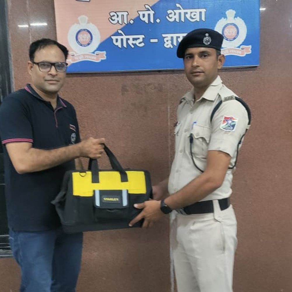 ટ્રેનમાં છૂટેલી 1 લાખની બેગ પરત:જયપુરના મુસાફરનો કિંમતી સામાનને ઓખા સ્ટેશનેથી શોધીને પરત કરાયો