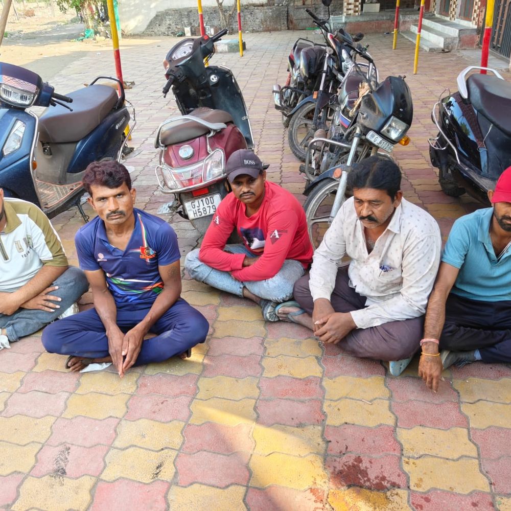 જામનગરમાં જુગાર રમતા 5 શખ્સો ઝડપાયા:LCBએ ગોકુલનગરમાંથી ₹6.27 લાખનો મુદ્દામાલ જપ્ત કર્યો