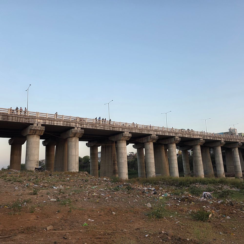 હિંમતનગરમાં હાથમતી ઓવરબ્રિજ પરથી કૂદી યુવતીનો આપઘાતનો પ્રયાસ:એક યુવકે યુવતીને બચાવી, સારવાર માટે સિવિલ હોસ્પિટલ ખસેડાઈ