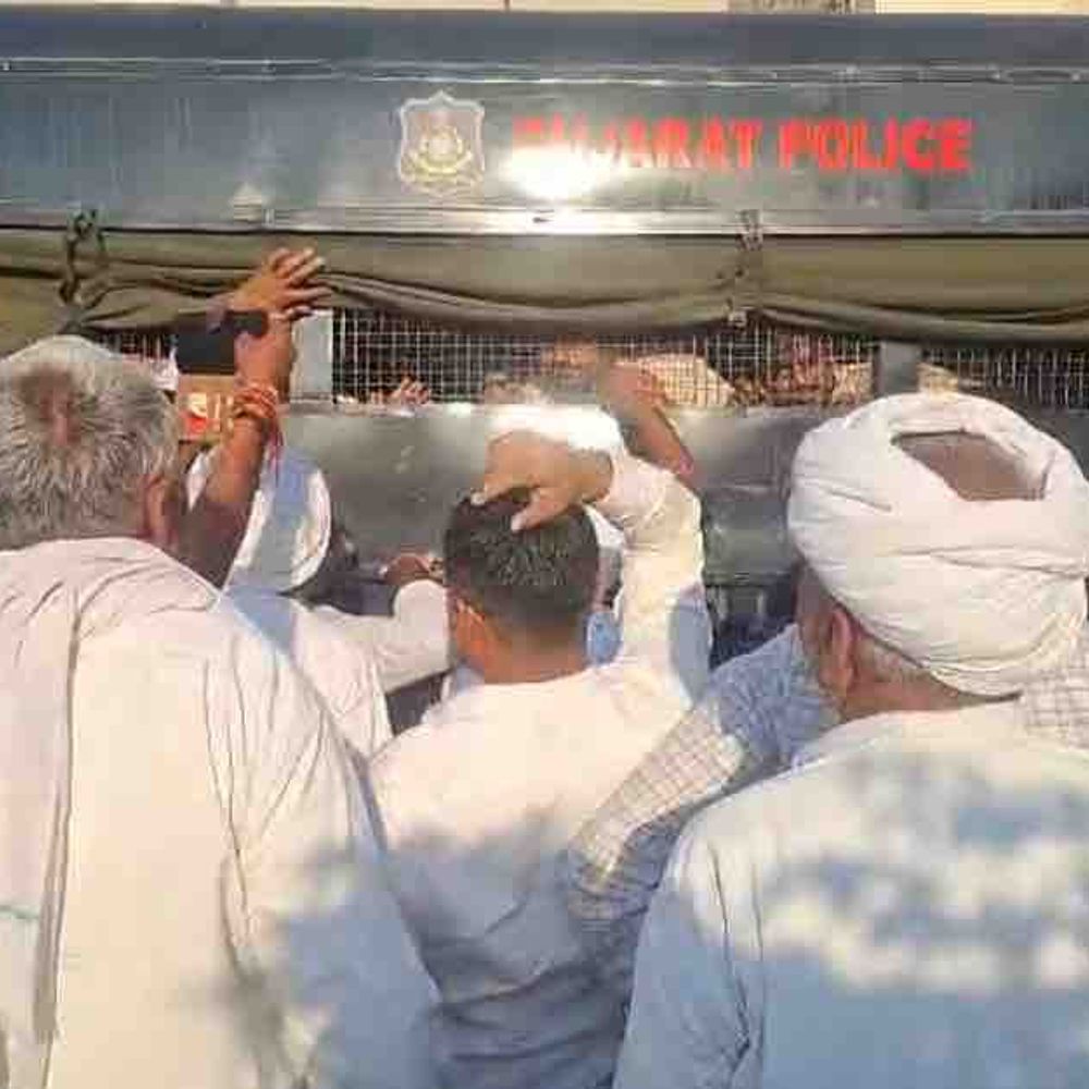 ઉણ ગામ હુમલાના આરોપીઓ કોર્ટમાં રજૂ:થરા પોલીસે એક મહિલા સહિત 5ને 3 દિવસના રિમાન્ડ પર લીધા, 16 સામે નામજોગ મળી એક હજારના ટોળા સામે ફરિયાદ