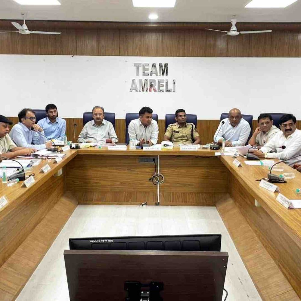 અમરેલી કલેક્ટરના અધ્યક્ષ સ્થાને બેઠક:જિલ્લા સંકલન અને ફરિયાદ નિવારણ સમિતિની બેઠક યોજાઈ, સાંસદ-ધારાસભ્યો હાજર