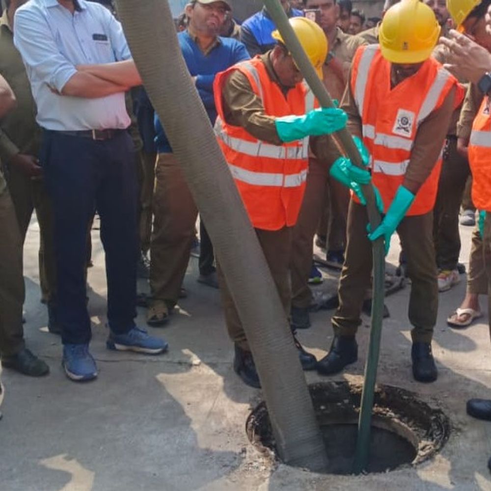 સફાઈ કામદારોની સુરક્ષા માટે સુરત મ્યુ. કોર્પોરેશનની પહેલ:મેન્યુઅલ સ્કેવેન્જિંગ પર સખત પ્રતિબંધ, હવે ડ્રેનેજ સફાઈ માટે મશીનરીનો ઉપયોગ અને તાલીમ પર ભાર