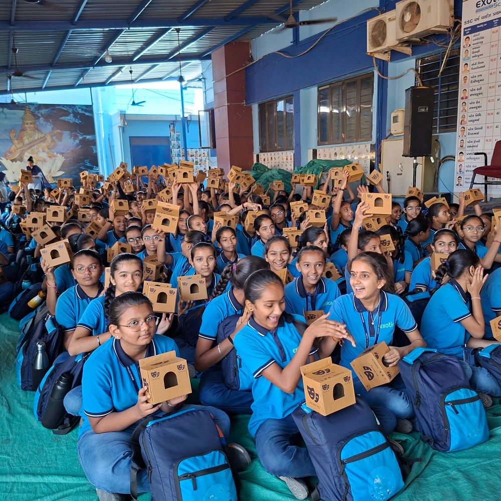 ચકલીના માળાનું વિતરણ:વિશ્વ ચકલી દિવસે ‘સેવા સજીવ સેતુ’ સંસ્થા દ્વારા ચકલી બચાવો અભિયાન, સ્કૂલોમાં 1000થી વધુ માળાઓનું વિતરણ કરાયું