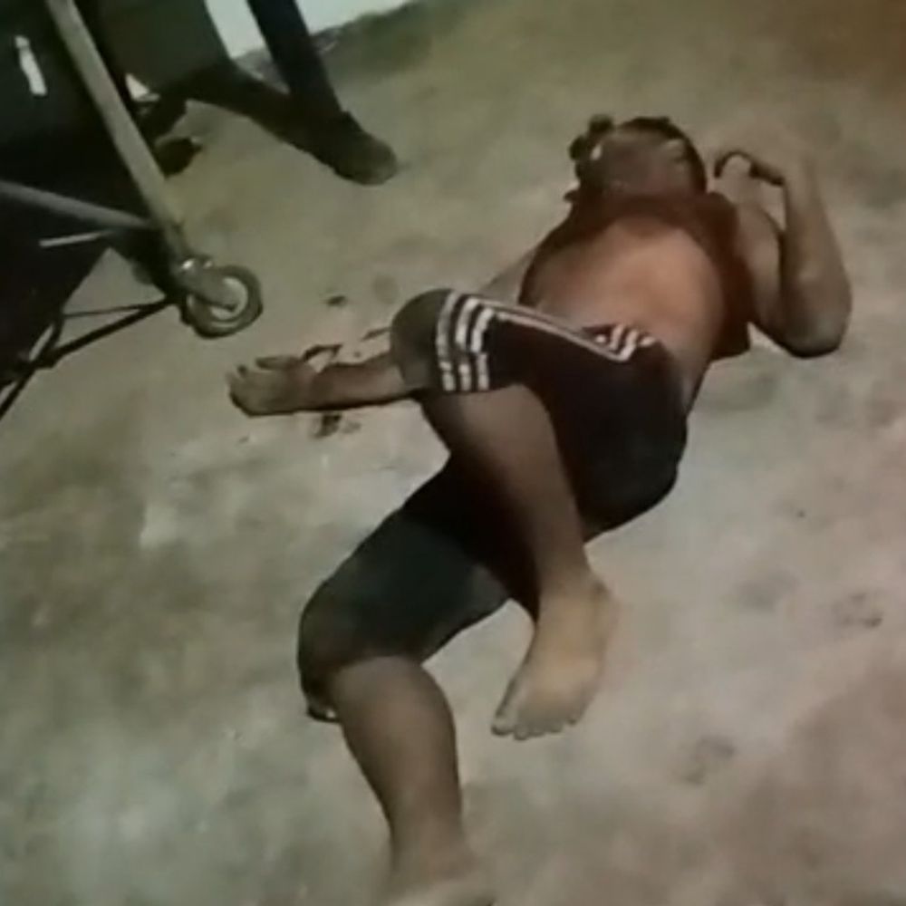 દાઝી ગયેલી હાલતમાં ચોથા માળેથી કૂદતા મોત:સુરતમાં એમ્બ્રોડરીના કારખાના ગેસ સિલિન્ડર બ્લાસ્ટ થવાની ઘટનામાં સારવાર દરમિયાન વધુ એકનું મોત, ત્રણ સંતાનોએ પિતાની છત્રછાયા ગુમાવી