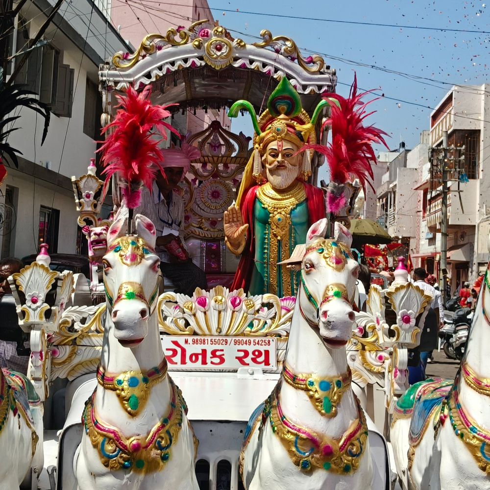 રાજકોટમાં 3000 યુવાનોની બાઇક રેલી સાથે ચેટીચંડ ઉજવાઈ:ભગવાન ઝૂલેલાલના ભવ્ય રથ, વિન્ટેજ કાર, ડીજે સાથેની શોભાયાત્રા રાજમાર્ગો પર ફરી, રેસકોર્સમાં કાર્યક્રમ સ્થળે વરસાદને લીધે મંડપ ધરાશાયી