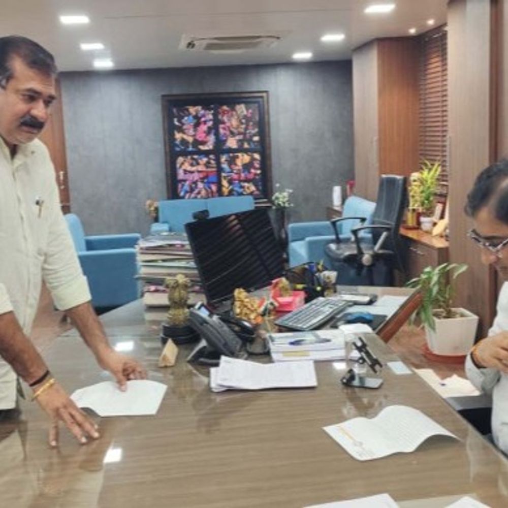 વડીલોનું સાંજે મૃત્યુ થાય તો ડેથ સર્ટિ મળવામાં મૂશ્કેલી:રાજકોટમા વિજ પોલ ઉપાડવા જતા ગેસ લાઇન ઉખડી, બસ સ્ટેશનમાં પોસ્ટર લાગ્યા - 'ગુજરાત એસટી મુસાફર હિતરક્ષક સમિતિ માન્ય નથી'