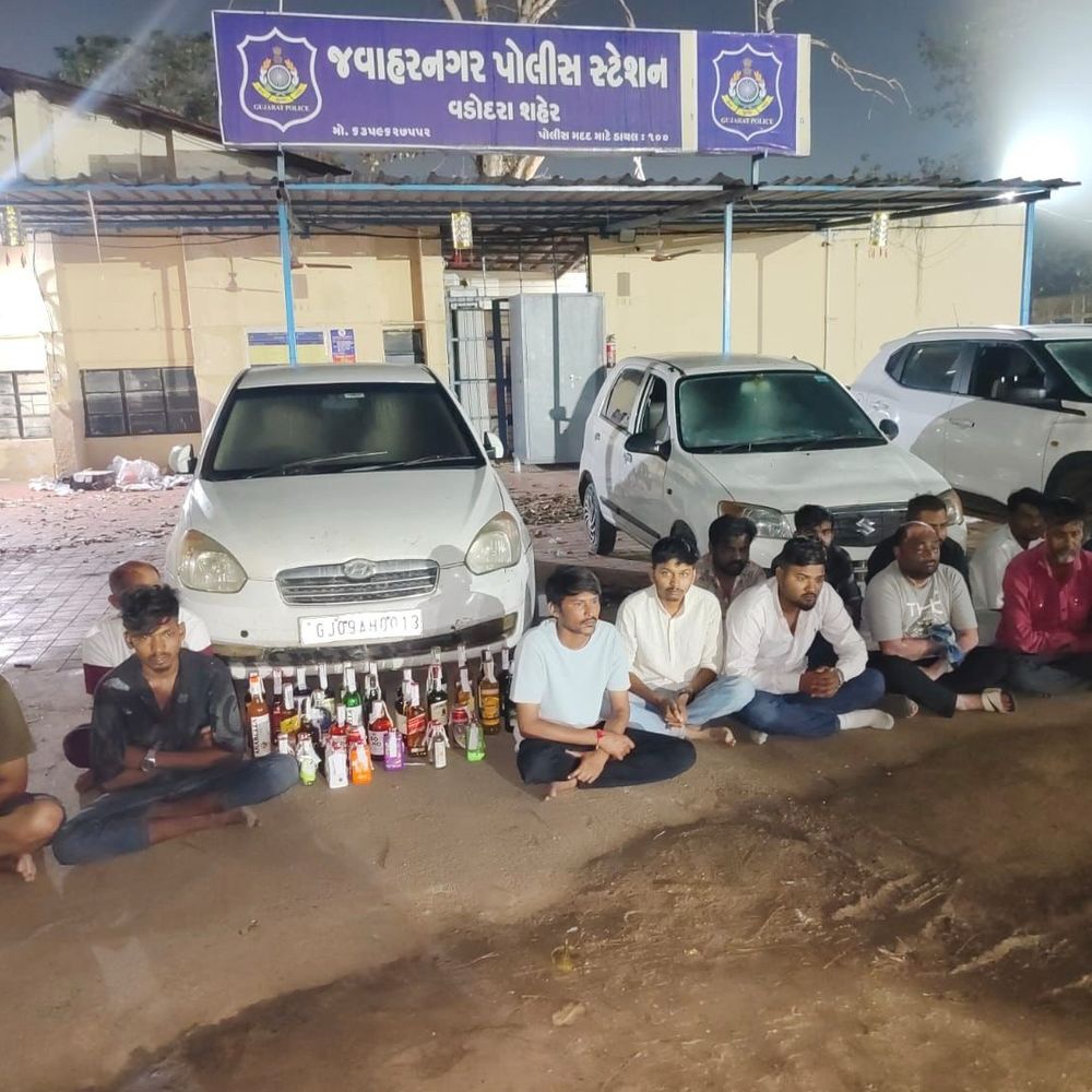 દારૂ ખરીદવા અડ્ડા પર ગયા ને 12 ગ્રાહક પકડાઈ ગયા:વડોદરામાં SMCની રેડમાં 10.46 લાખ રૂપિયાનો દારૂ ઝડપાયો, 12 વાહનો જપ્ત, મુખ્ય આરોપીના પાર્ટનરની પણ ધરપકડ