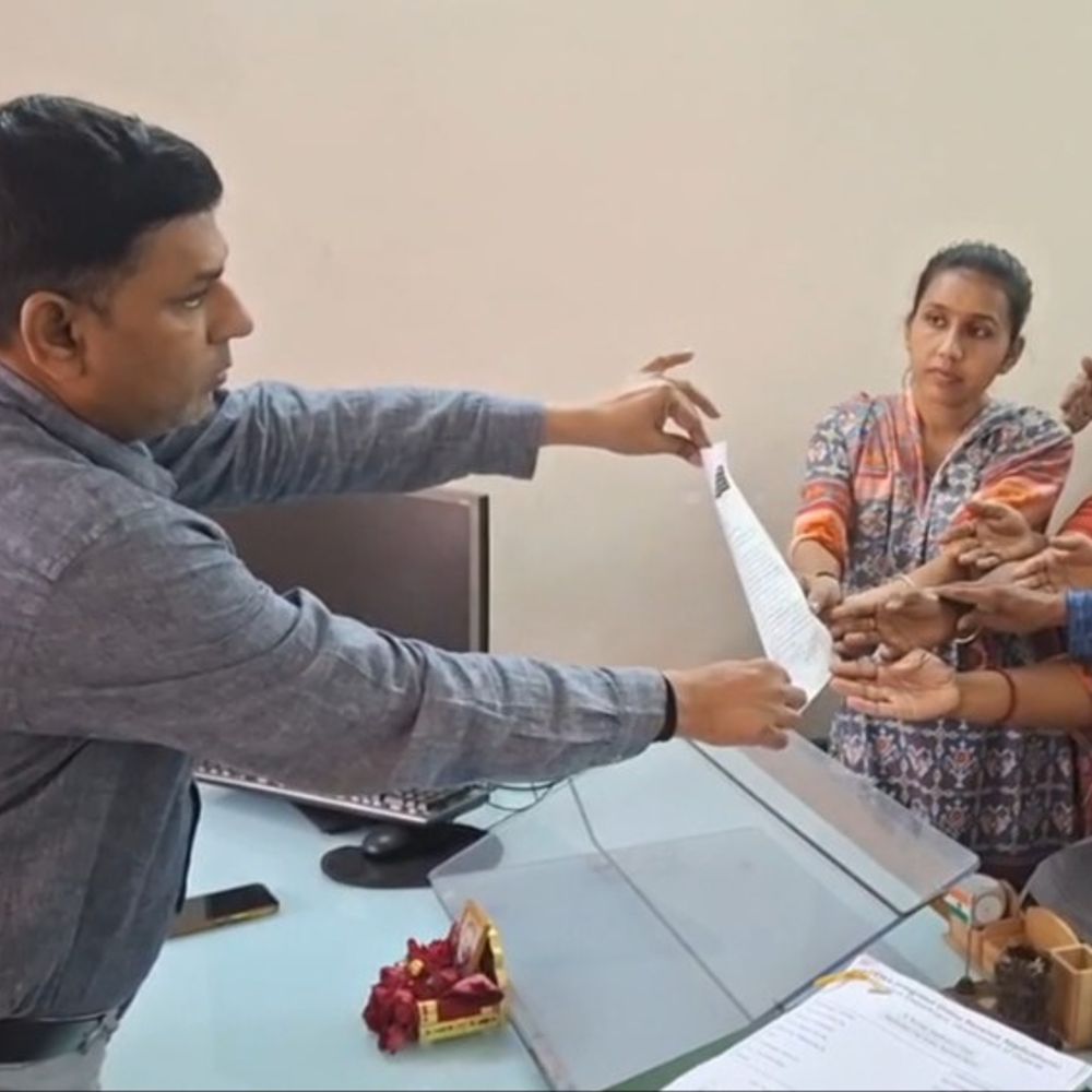 આંગણવાડી મહિલાઓનો સરકાર સામે રોષ, માંગણીઓ વધુ ઉગ્ર બની:સૂત્રોચ્ચાર સાથે મોટી સંખ્યામાં વડોદરા કલેક્ટર કચેરીમાં આવેદનપત્ર આપ્યું