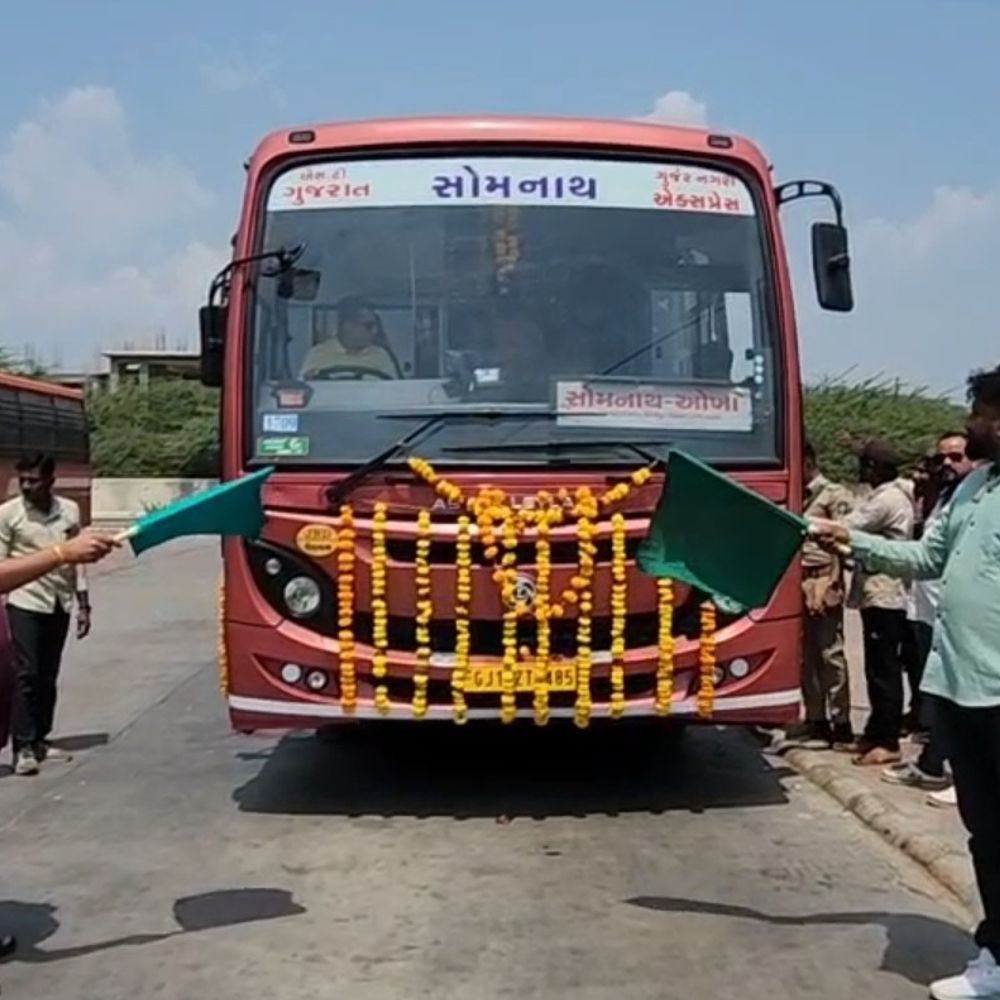 સોમનાથ-દ્વારકા-ઓખા નવી ST બસ સેવા શરૂ:ધારાસભ્ય વિમલ ચુડાસમાએ બસ હંકારી