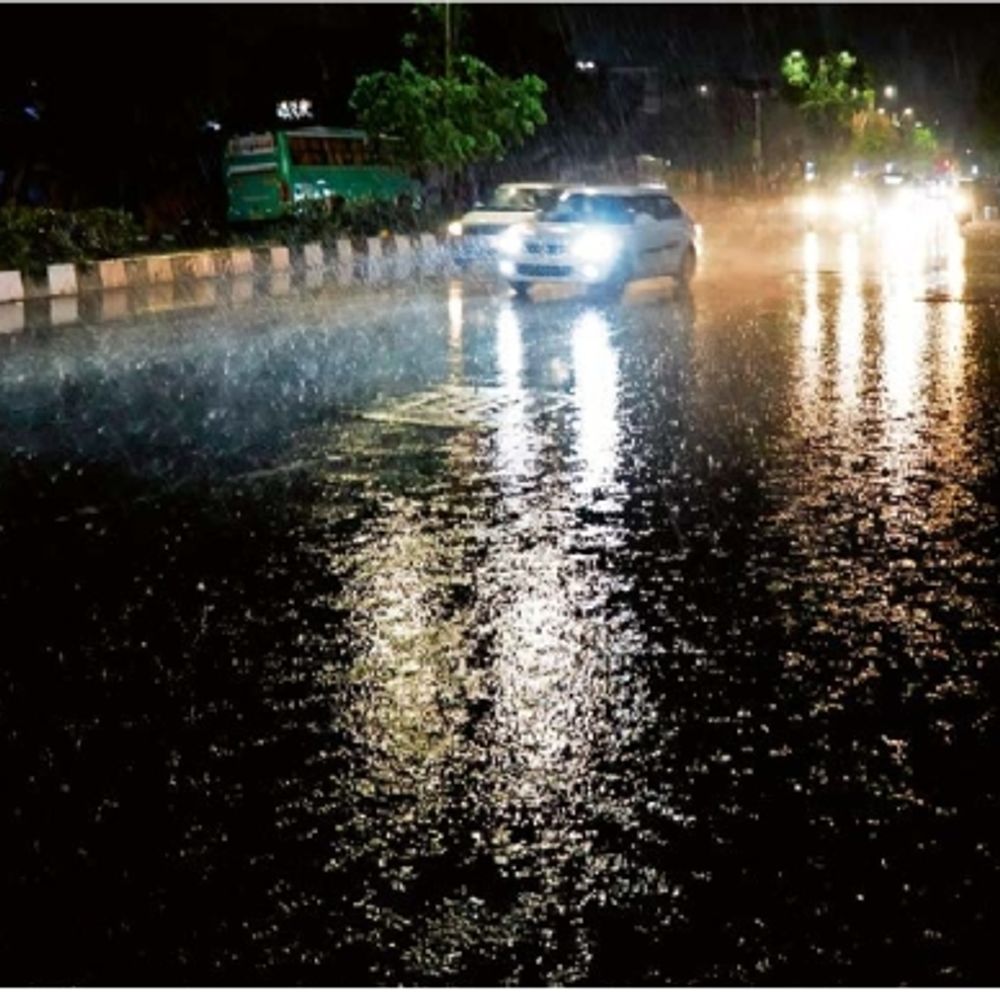 60 કિમીના પવન સાથે માવઠું, ઝાડ પડ્યાં, 1 લાખ ઘરોમાં વીજળી ડૂલ.