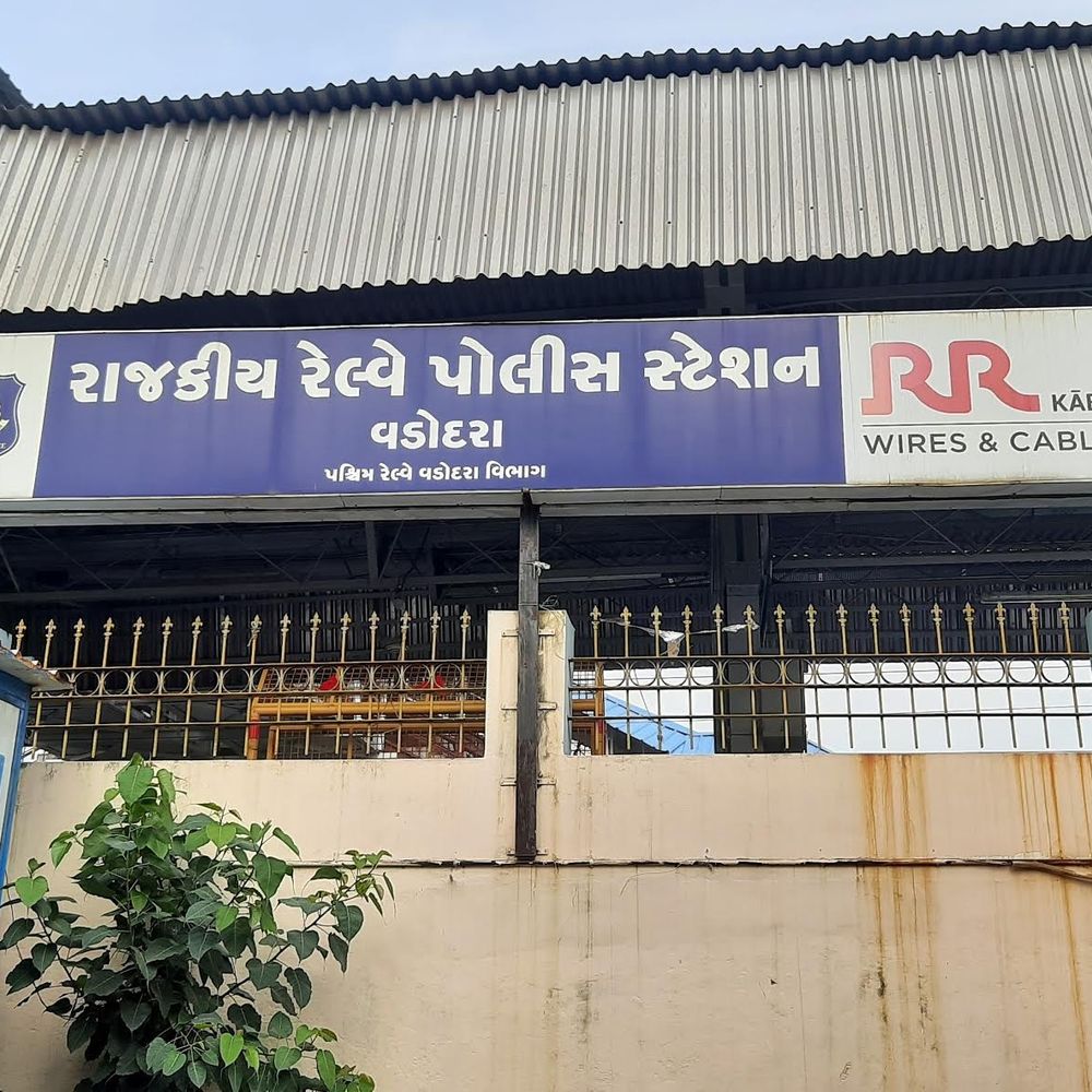 ટ્રેન મુસાફરી કરતા લોકો માટે લાલબત્તી સમાન કિસ્સો:પિતા-પુત્રને ઠગે વાતોમાં ભેળવી નશીલો પદાર્થ પીવડાવી બેભાન કર્યા, સિમકાર્ડ- ATM મેળવી 1.22 લાખની ઠગાઈ આચરી ફરાર