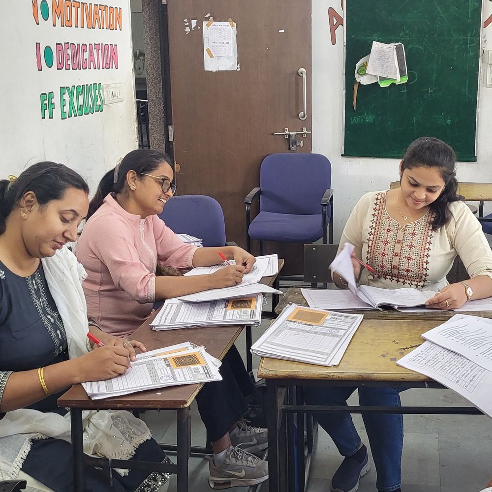 અમદાવાદ શહેર-ગ્રામ્યમાં 45 મધ્યસ્થ મૂલ્યાંકન કેન્દ્ર પર પેપર ચકાસણી:પોલીસની સુરક્ષા હેઠળ 4000 કરતા વધુ સ્ટાફ કામગીરીમાં જોડાયો, ઝડપી કામગીરી કરી પરિણામ વહેલું જાહેર કરવા સૂચના