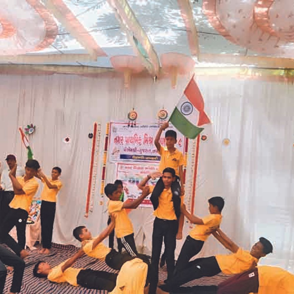 ‘રંગોત્સવ’ કાર્યક્રમનું શાનદાર આયોજન કરાયું:નવસારીની નગર પ્રાથમિક શાળા નં. 8 માં ‘રંગોત્સવ'ની ઉજવણી