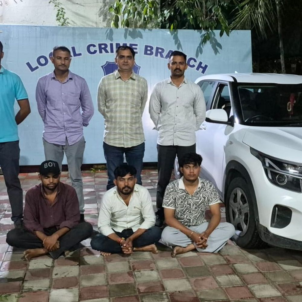 પાટણ LCBએ વિદેશી દારૂ ભરેલી કિયા ગાડી ઝડપી:TB ત્રણ રસ્તા પાસેથી 3 આરોપી ઝડપાયા, રૂ. 13.83 લાખનો મુદ્દામાલ જપ્ત