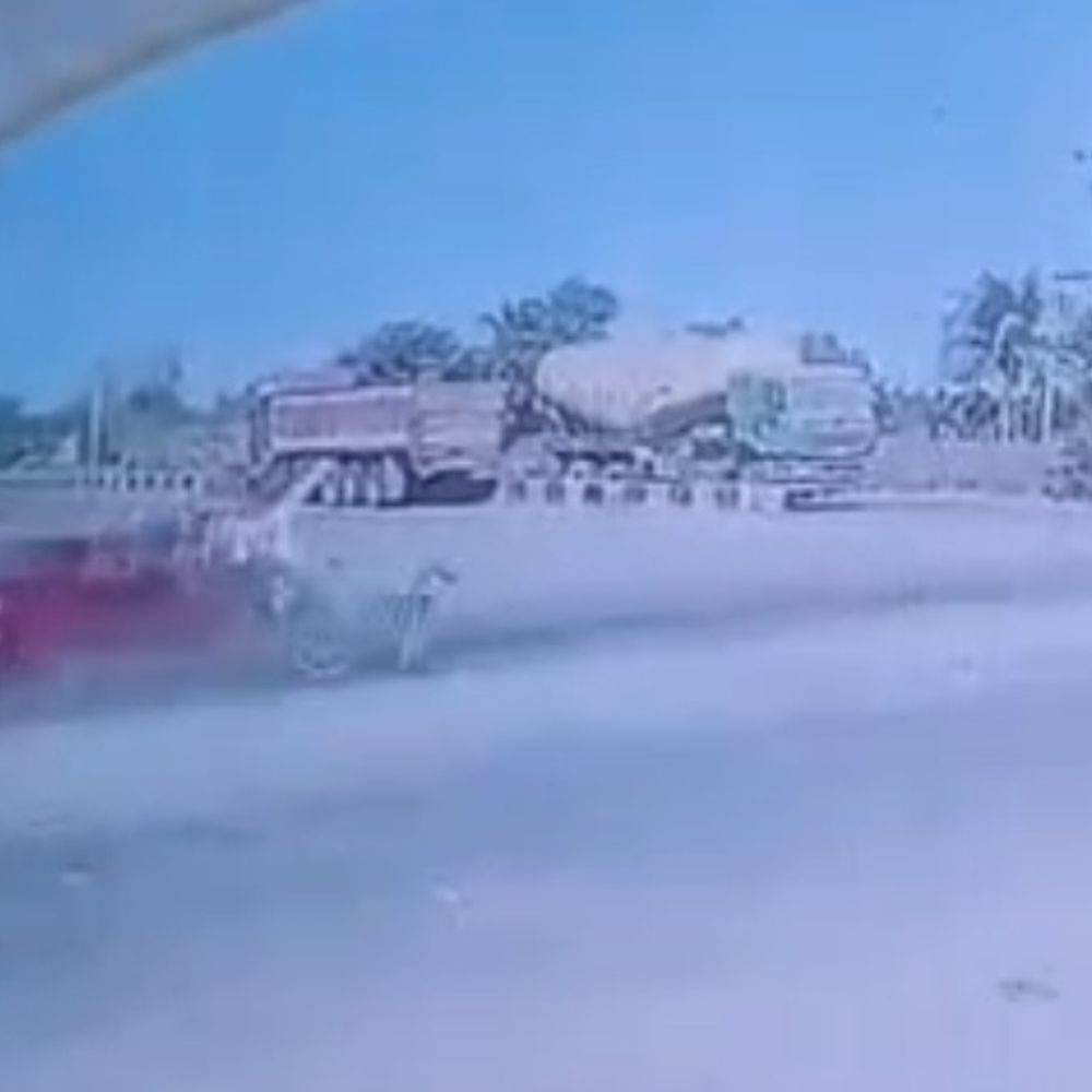 કોડીનાર અંબુજા ચોકડી પર કાર-બાઈક અકસ્માત:એક મહિલાનું મોત, બે ઘાયલ; CCTV ફૂટેજમાં અમર્યાદ ગતિ અને બેદરકારી કેદ