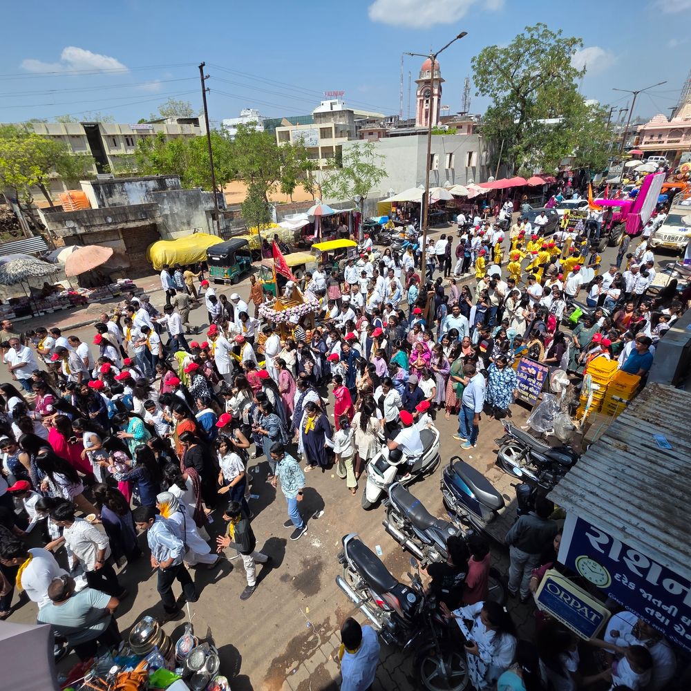 હિંમતનગરમાં ચેટીચાંદની ઉજવણી:ઝૂલેલાલની શોભાયાત્રા નીકળી, નાસિક ઢોલ અને ડીજેના તાલે સિંધી સમાજ જોડાયો