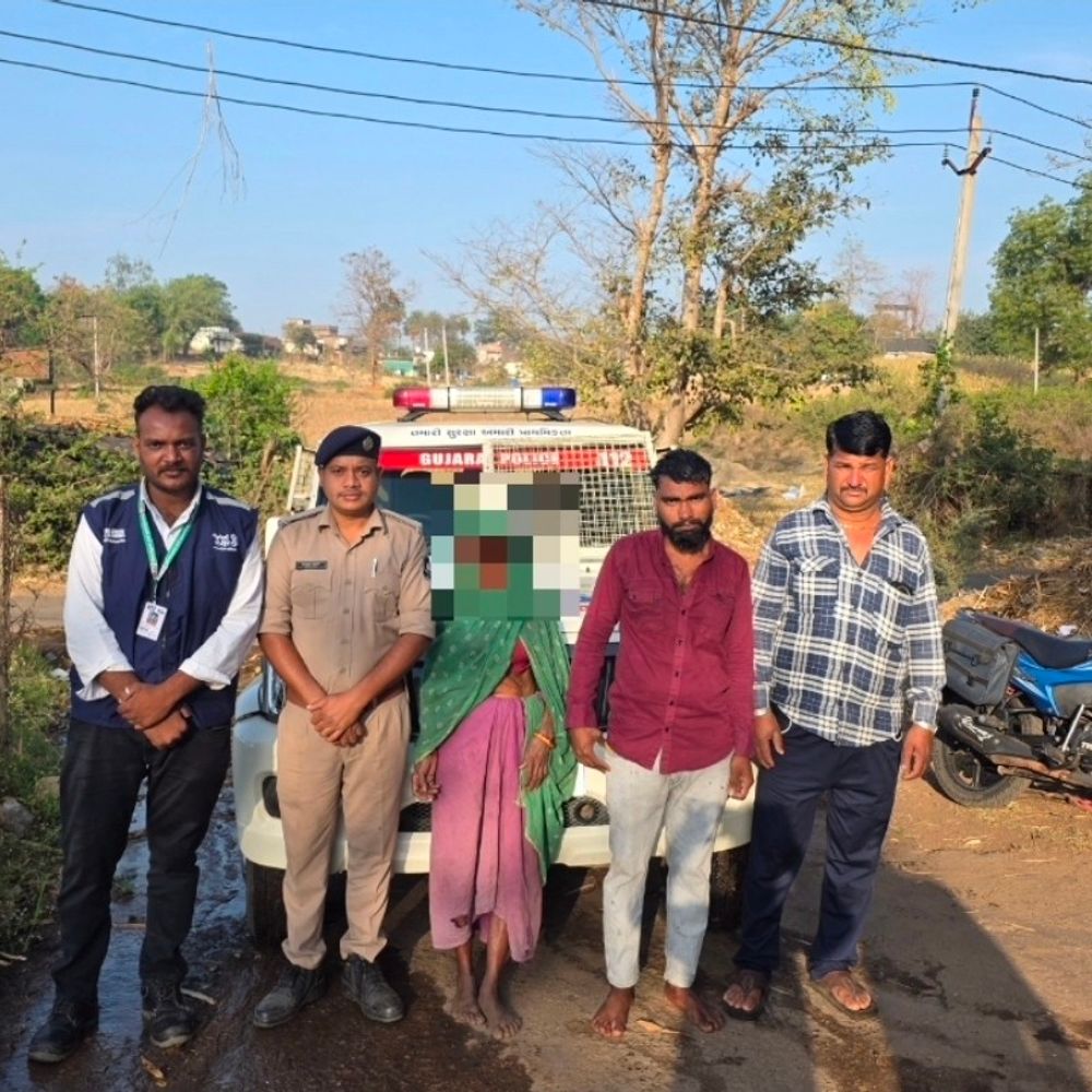 પીટોલથી પરત ફરતા રસ્તો ભટકેલા વૃદ્ધાને પોલીસ ટીમે વતન પહોંચાડ્યા:છેલ્લા 4 દિવસથી ગુમ વૃદ્ધા કઠલા ગામેથી મળી આવતા ડાયલ 112 ની ટીમે તાત્કાલિક કાર્યવાહી કરી