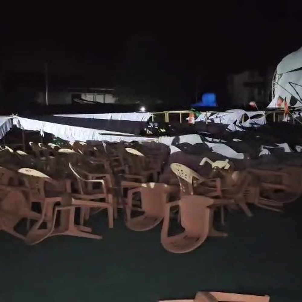 છોટા ઉદેપુરમાં ભારે પવનથી ભાજપ પ્રમુખના કાર્યક્રમનો ડોમ ઉડ્યો:મોડી સાંજે વરસાદ સાથે વાતાવરણમાં પલટો, વીજળી ગુલ