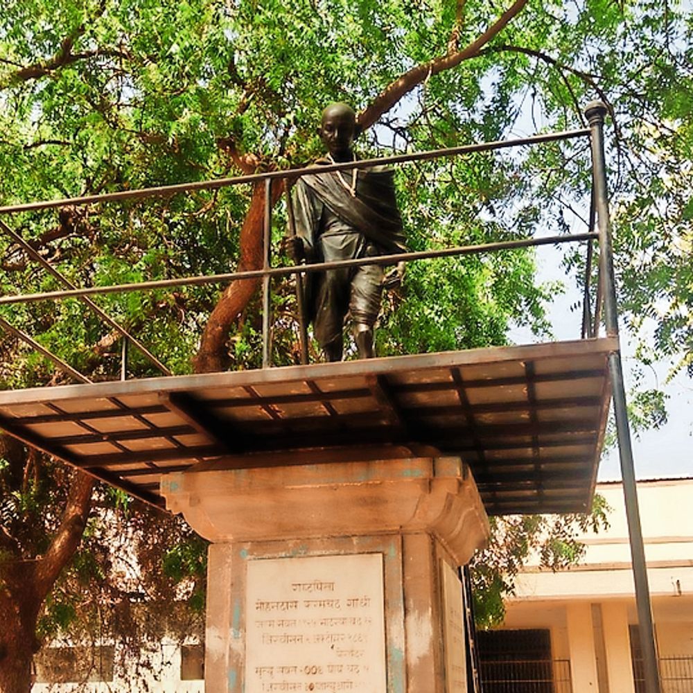 હોસ્પિટલના બગીચામાં દારૂની મહેફિલ:દરરોજની 450 દર્દીની OPD ધરાવતી જિલ્લાની ગાંધી હોસ્પિટલના બગીચામાં દારૂની કોથળીઓ જોવા મળી