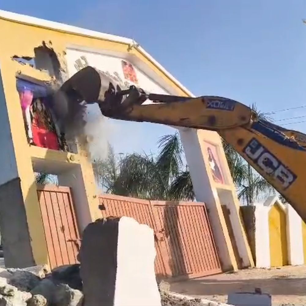 ચાણસ્માના ઝીલિયામાં ગેરકાયદેસર ફાર્મહાઉસ પર બુલડોઝર:મસ્તાની ગેંગના મુખ્ય સૂત્રધાર ભાવેશ રબારીના કબ્જા વાળી ગૌચર જમીન ખાલી કરાવાઈ