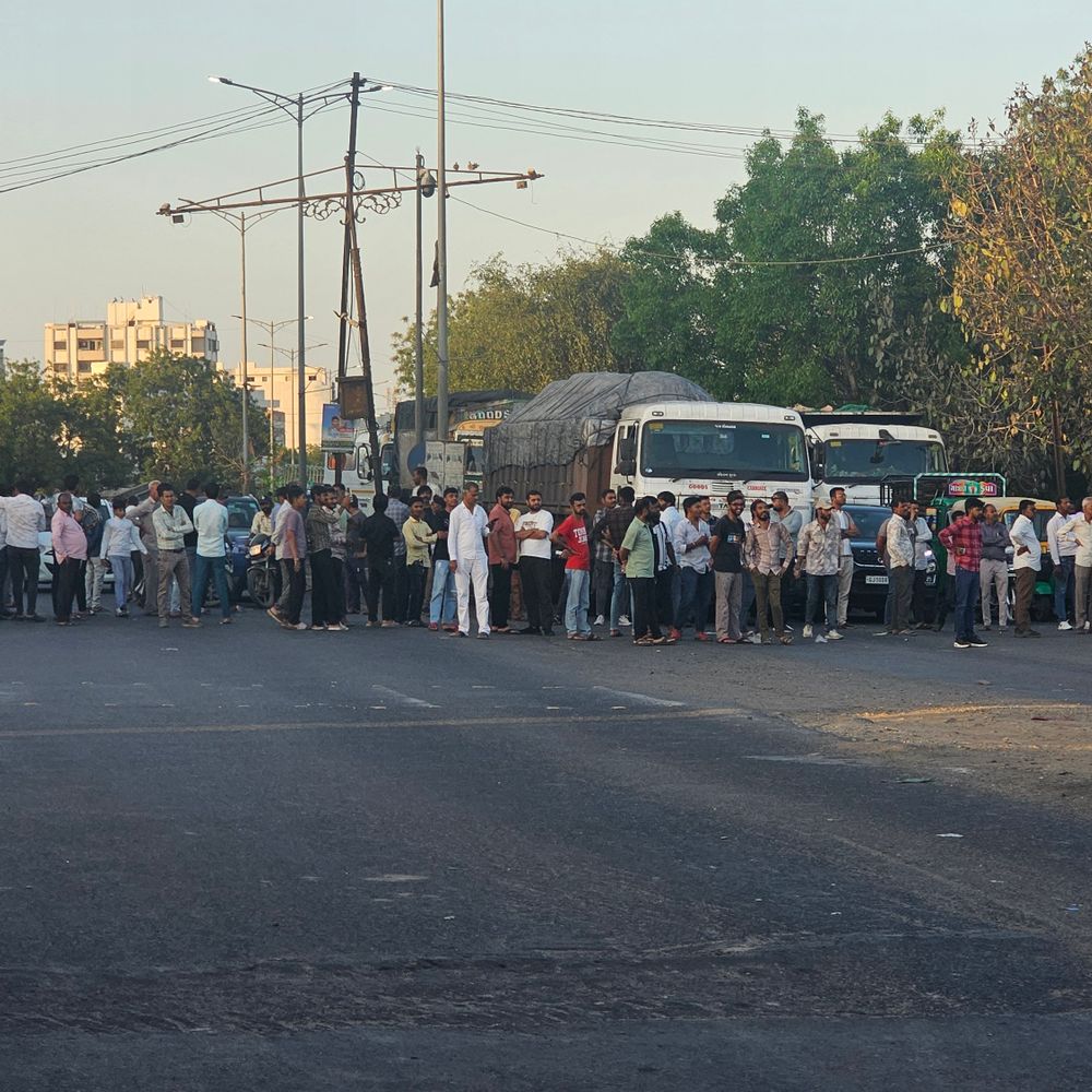 મોરબીના શનાળા ગામે સ્પીડ બ્રેકર મુદ્દે વિરોધ:જૂના સ્પીડ બ્રેકર હટાવી નવા પ્લાસ્ટિકના મુકાતા ગ્રામજનોનો રોષ, ચક્કાજામના દૃશ્યો સર્જાયા