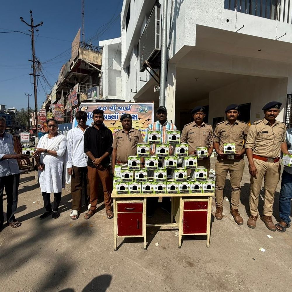 મહીસાગરમાં 4000થી વધુ ચકલીના માળાનું વિતરણ:વિશ્વ ચકલી દિવસે વન વિભાગ અને એડવેન્ચર એન્ડ નેચર ફાઉન્ડેશનની પહેલ