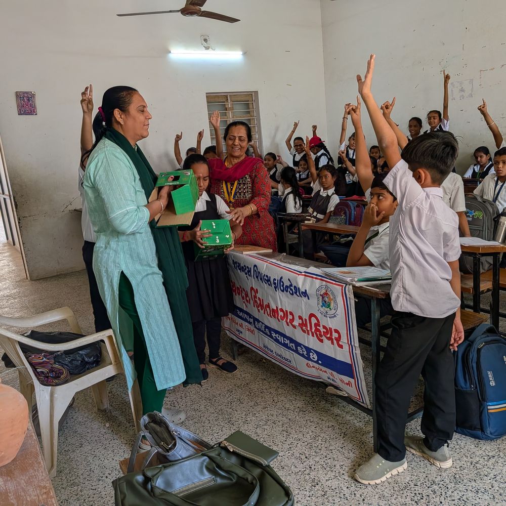 હિંમતનગરમાં જાયન્ટ્સ સહિયર દ્વારા વિશ્વ ચકલી દિવસની ઉજવણી:શાળાઓમાં માળાનું વિતરણ કરાયું, પંખી સંરક્ષણનો સંદેશ અપાયો