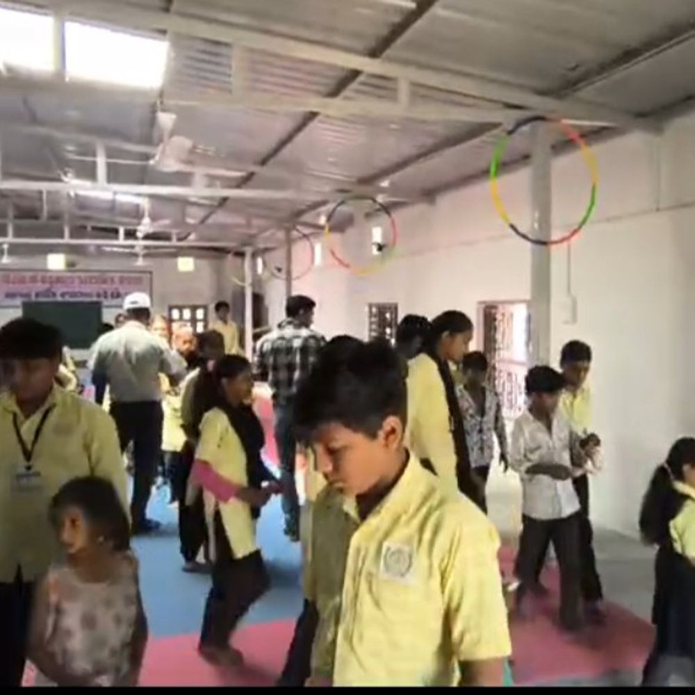 ચંદ્રુમાણામાં નવીન દરજીએ માતાની પુણ્યતિથિ ઉજવી:શાળાના બાળકોને નાસ્તાનું વિતરણ, રાત્રે ભજન કીર્તન