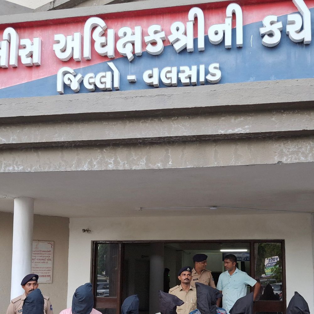 વલસાડ પોલીસમાં 10 PI અને 3 PSIની બદલી:જિલ્લામાં કાયદો વ્યવસ્થા સુદૃઢ કરવા આંતરિક ફેરબદલ