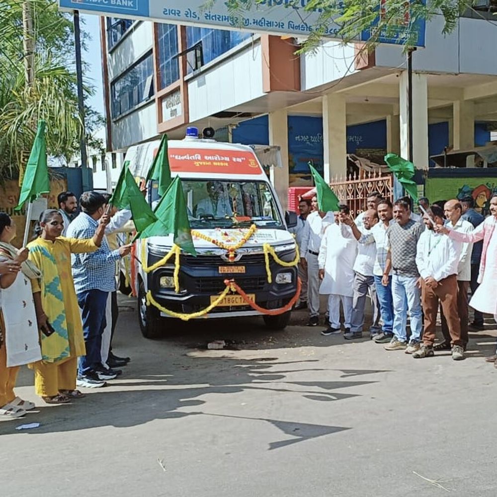 સંતરામપુરમાં ધનવંતરી રથનો પ્રારંભ, ગ્રામ્ય આરોગ્ય સુધરશે:ડો. કુબેર ડિંડોરે લીલી ઝંડી આપી, સેવાઓ ગામડાં સુધી પહોંચશે