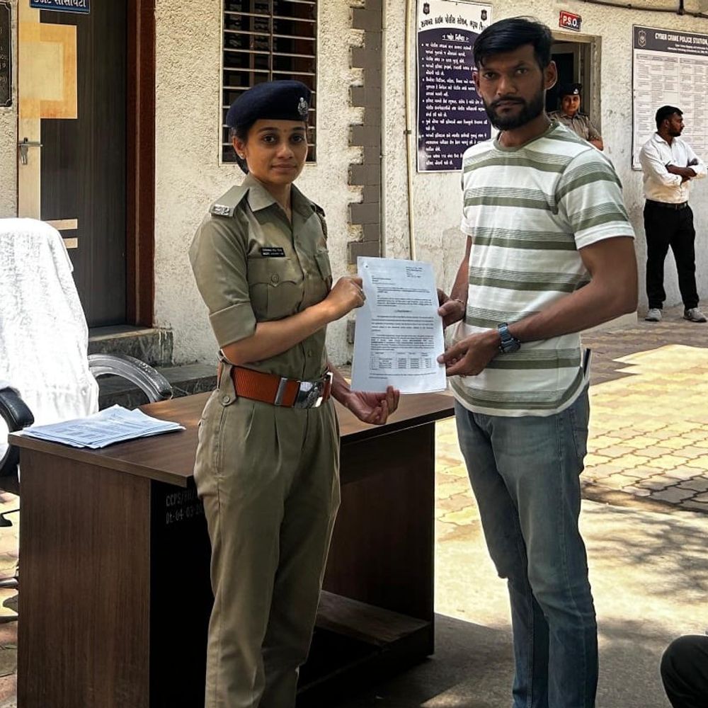 ભરૂચ સાયબર પોલીસે ₹3.46 કરોડથી વધુ રકમ પરત કરી:38 સાયબર પીડિતોને 'તેરા તુજકો અર્પણ' કાર્યક્રમ હેઠળ ન્યાય મળ્યો