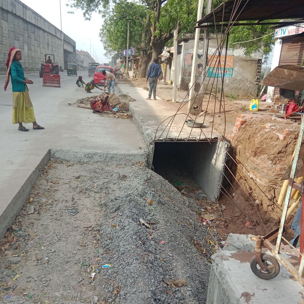 પ્રજાજન પરેશાન:પ્રાંતિજની મજરા ચોકડી પાસે ગટરના અધૂરા કામથી લોકોને ભારે હાલાકી