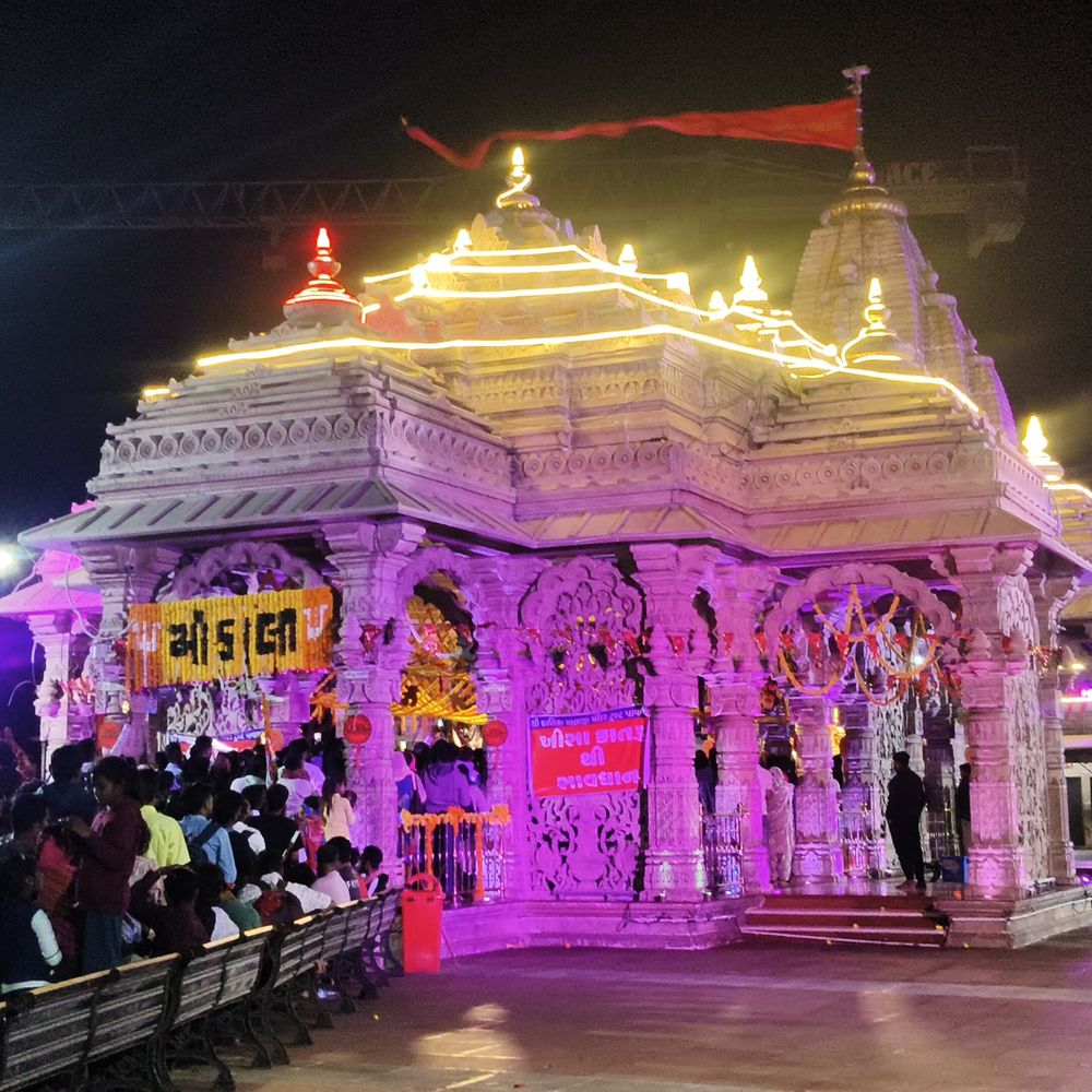 પાવાગઢ ખાતે ભક્તોનું ઘોડાપુર ઉમટી પડ્યું:પાવાગઢમાં ચૈત્રી નવરાત્રીના પહેલા નોરતમાં 1 લાખ ભક્તો ઉમટી પડ્યાં