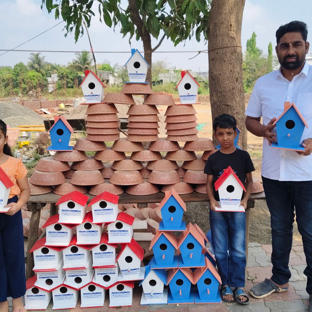 વિશ્વ ચકલી દિવસ:વાલોડના પરિવારનો જીવદયા યજ્ઞ, આજે વિશ્વ ચકલી દિવસે 1111 માળા અને કુંડાનું વિતરણ