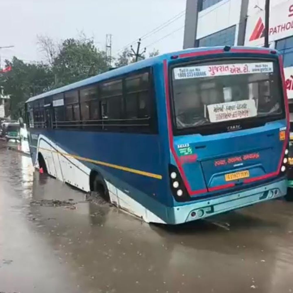 એસટી બસ ફસાઈ:હળવદમાં બસ સ્ટેશન પાસે ‎વરસાદી પાણીમાં બસ ફસાઈ‎