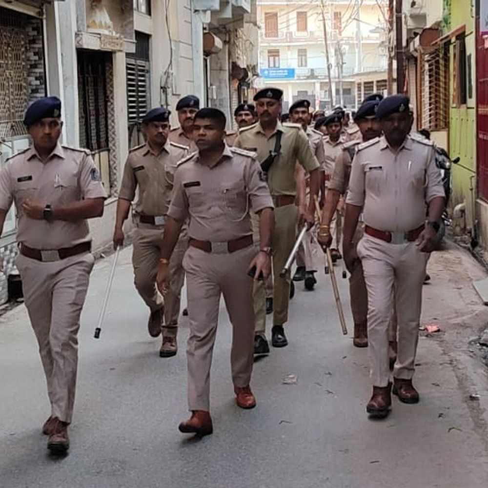 લુણાવાડામાં ઈદ પૂર્વે પોલીસનું ફૂટ પેટ્રોલિંગ:શહેરના મુખ્ય માર્ગો અને વિવિધ બજારોમાં સુરક્ષા સમીક્ષા