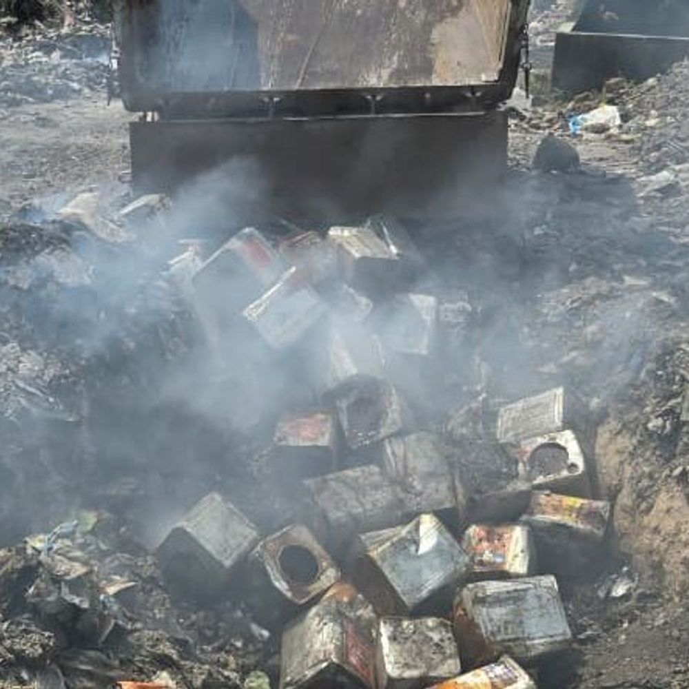 કોડીનારમાં બિનઆરોગ્યપ્રદ ગોળનો જથ્થો ઝડપાયો:પોલીસે 994 કિલો ₹36,800નો ગોળ જપ્ત કરી નાશ કર્યો, 52 ડબ્બામાંથી નમૂનાઓ લેવાયા