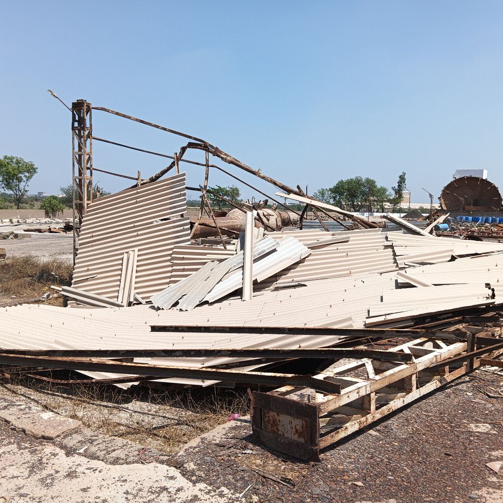 મોરબીમાં ભારે પવનથી સિરામિક ઉદ્યોગને મોટું નુકસાન:50 હજારથી 5 લાખ સુધીનું નુકસાન, કારખાનાઓના શેડના પતરા ઉડ્યા