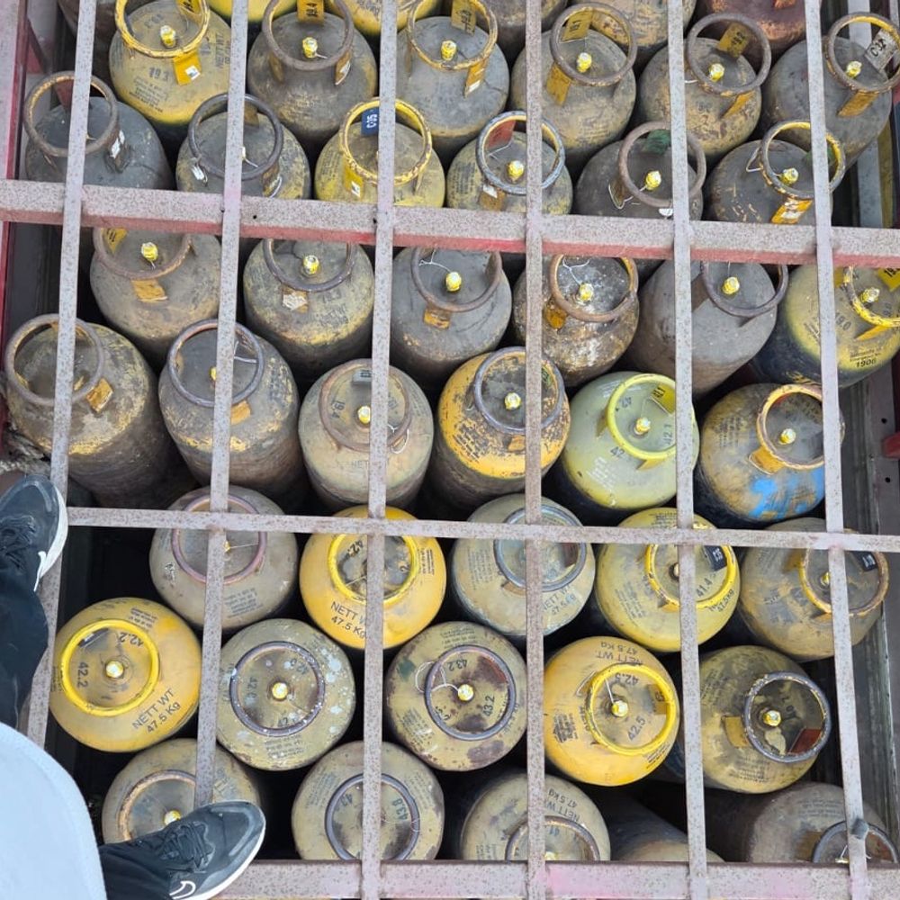 પાંડેસરાની વડોદ ગેસ એજન્સીમાં પુરવઠા વિભાગના દરોડા:35 ભરેલા અને 205 ખાલી સિલિન્ડર જપ્ત, મેનેજર ફરાર ને ઓફિસ સીલ; 12 કોમર્શિયલ ગેસ એજન્સીમાં તપાસ