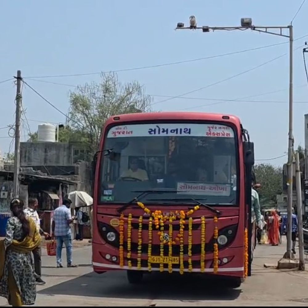 GSRTC બસ લોકાર્પણમાં ધારાસભ્યે સીટબેલ્ટ વિના બસ ચલાવી:સોમનાથમાં નિયમોનો ભંગ, વીડિયો વાયરલ થતાં પ્રશ્નો ઉઠ્યા