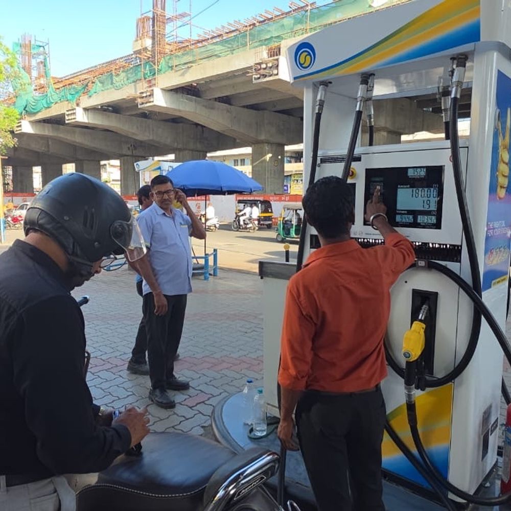 પ્રીમિયમ પેટ્રોલના ભાવમાં 2.35 સુધીનો તોતિંગ વધારો:સુરતમાં મધ્યમ વર્ગ ચિંતિત, ક્રૂડ ઓઈલના ભાવ વધતા તેલ કંપનીઓનો નિર્ણય