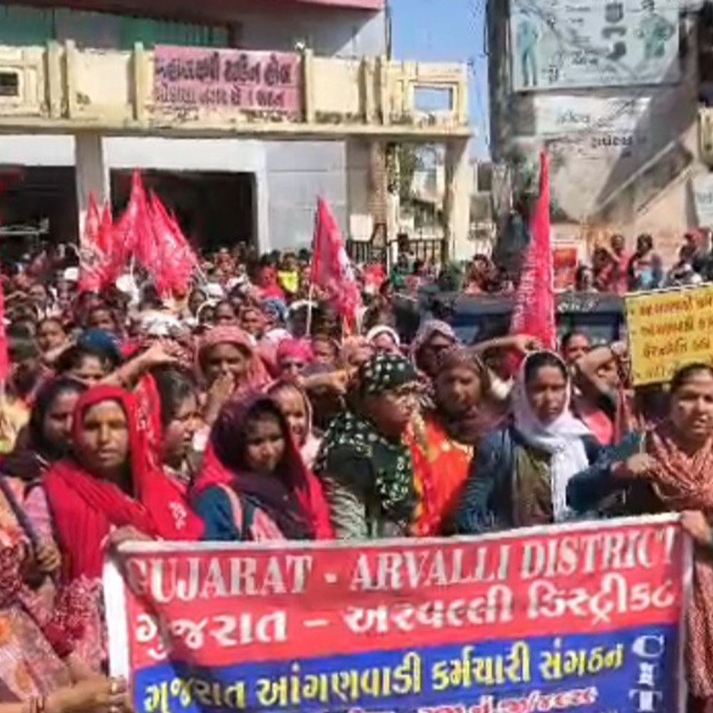 આંગણવાડી કાર્યકરોએ મોડાસામાં પડતર માંગણીઓ માટે સૂત્રોચ્ચાર કર્યા:હાઈકોર્ટના ચુકાદાના અમલ અને પગાર વધારા માટે ત્રણ દિવસની હડતાળ યોજી