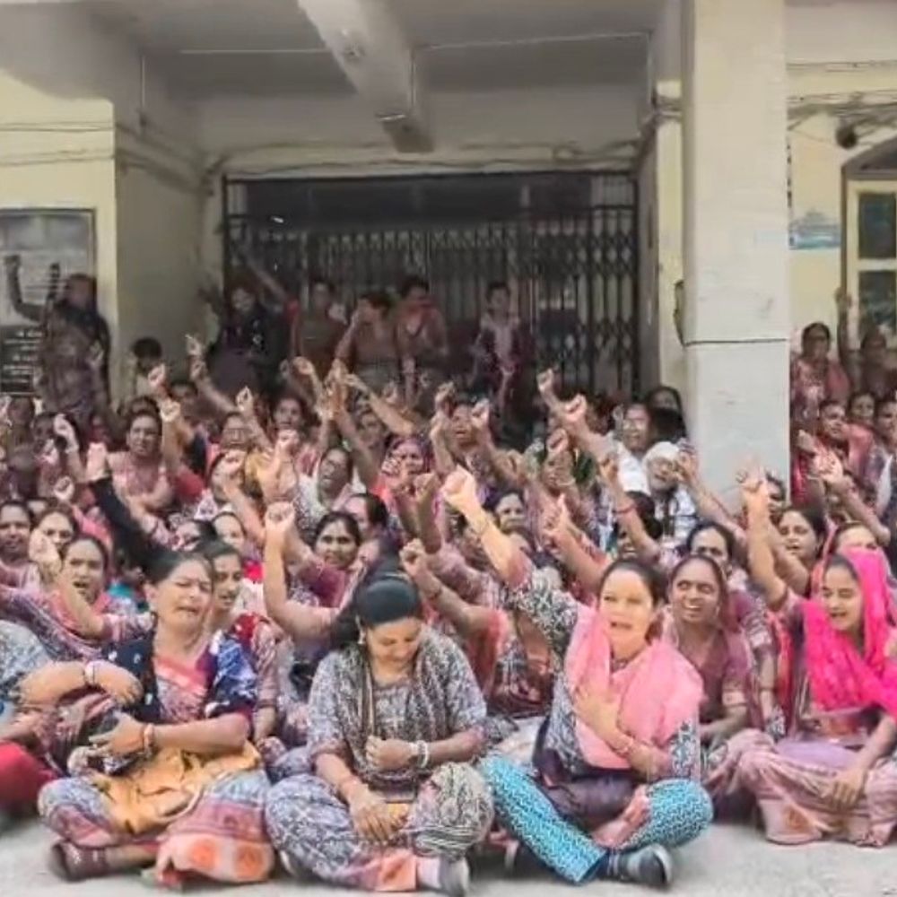 આંગણવાડી બહેનોની ત્રણ દિવસીય હડતાળના અંતિમ દિવસે ઉગ્ર સૂર:પડતર માંગણીઓ ન સ્વીકારાતા સોમવારથી ઉગ્ર આંદોલનની ચીમકી